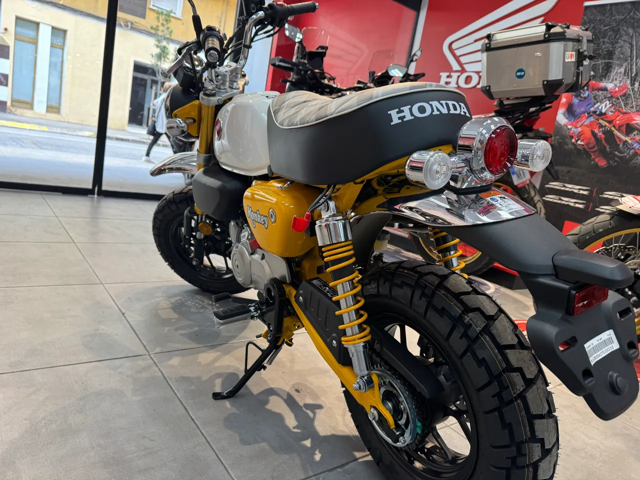 Honda Monkey amarilla banana con top case en exposición