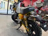 Honda Monkey amarilla banana con top case en exposición