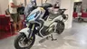 Honda X-ADV gris en exposición