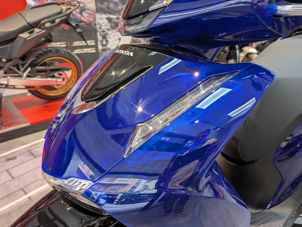 Scooter Honda SH125i azul en exposición