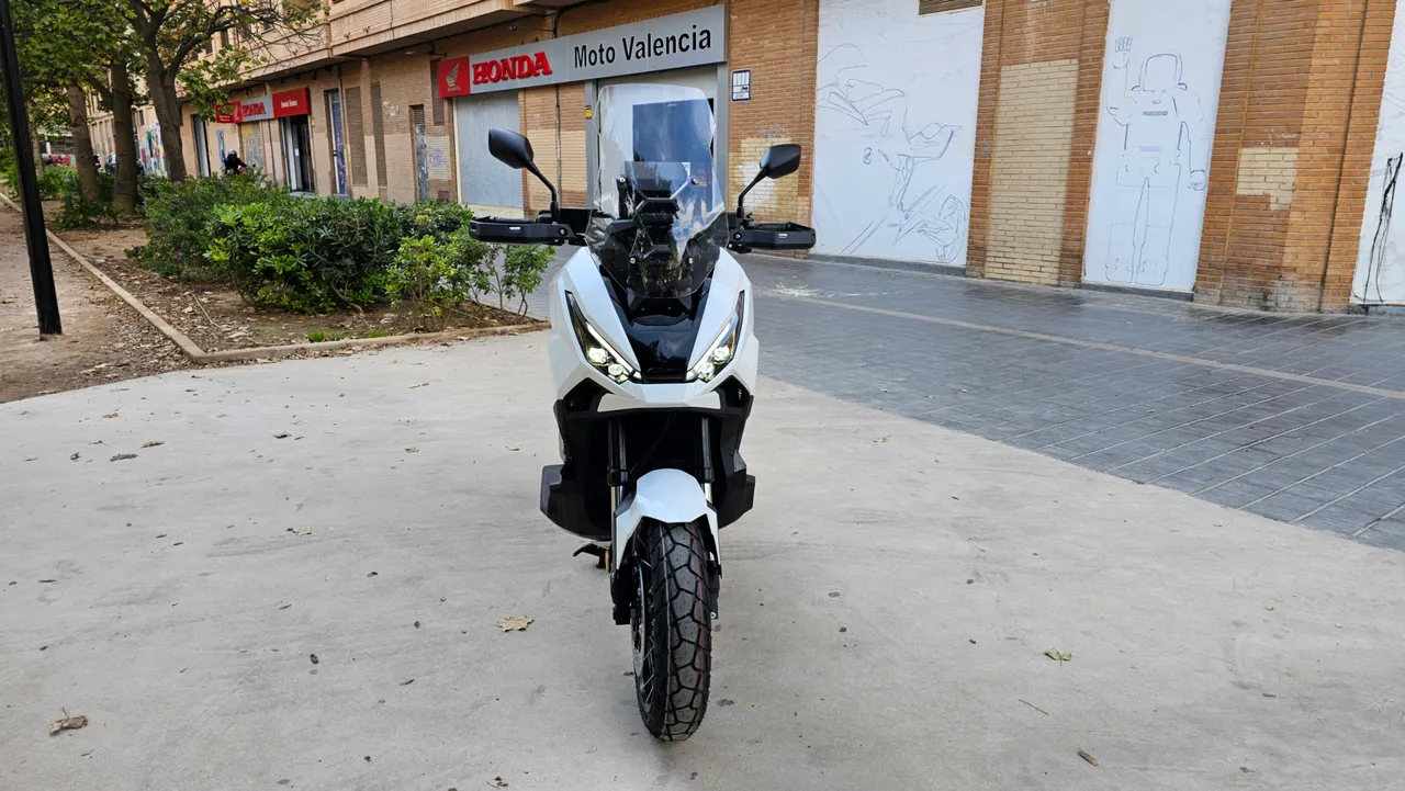 Honda X-ADV blanca de frente