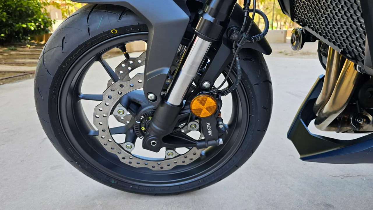 Rueda delantera, freno de disco y suspensión de la Honda CB750 Hornet