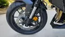 Rueda delantera, freno de disco y suspensión de la Honda CB750 Hornet