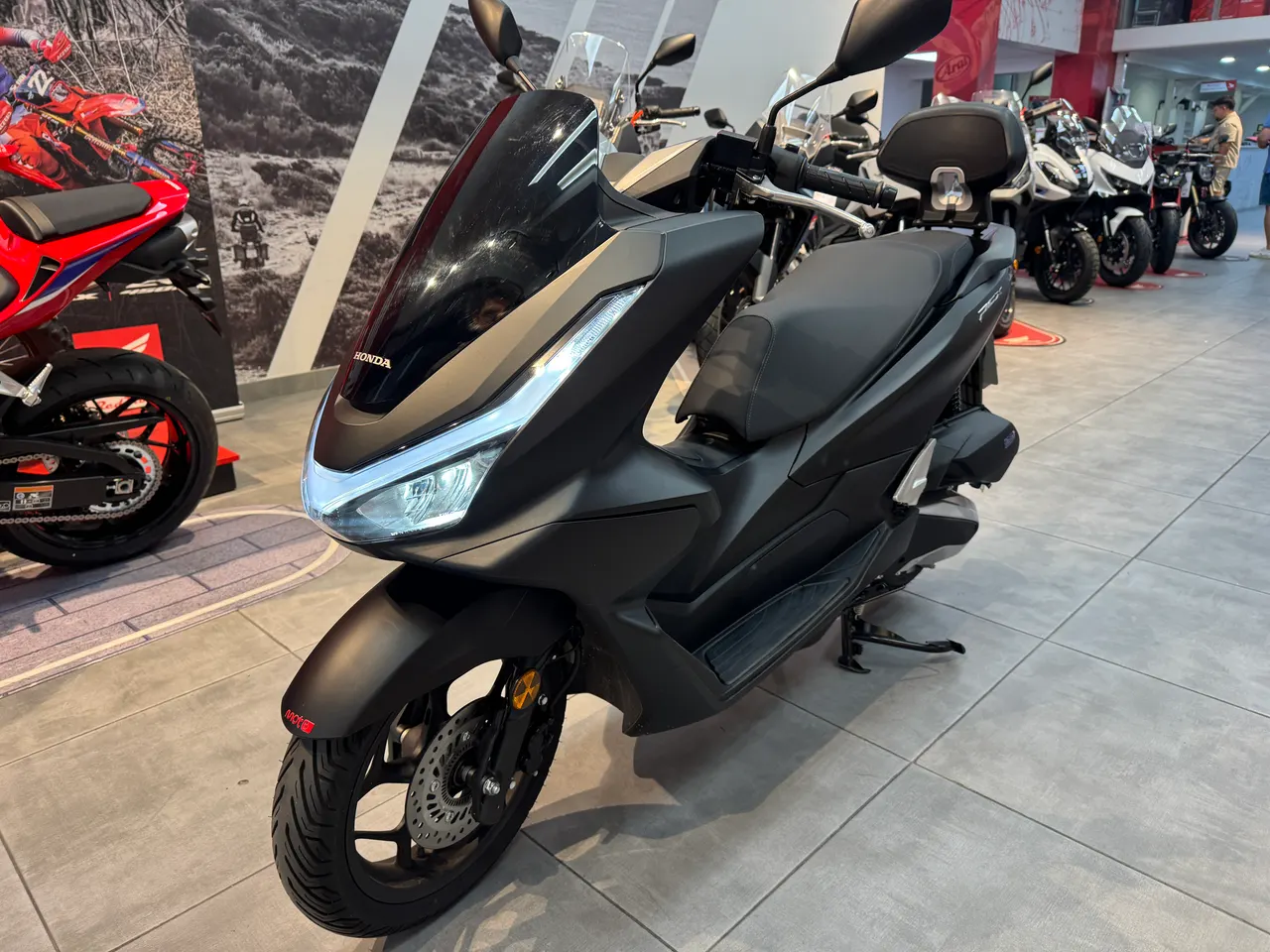 Honda PCX125 negra en concesionario