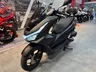 Honda PCX125 negra en concesionario