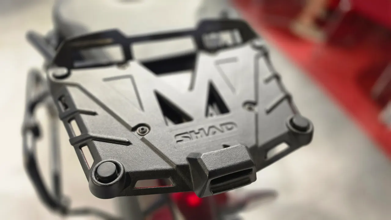 Soporte de maleta Shad negro montado en la parte trasera de una motocicleta