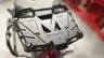 Soporte de maleta Shad negro montado en la parte trasera de una motocicleta