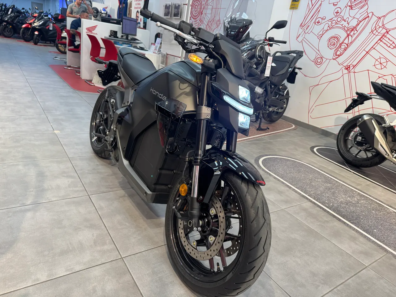 Honda WN7 negra graphite en concesionario