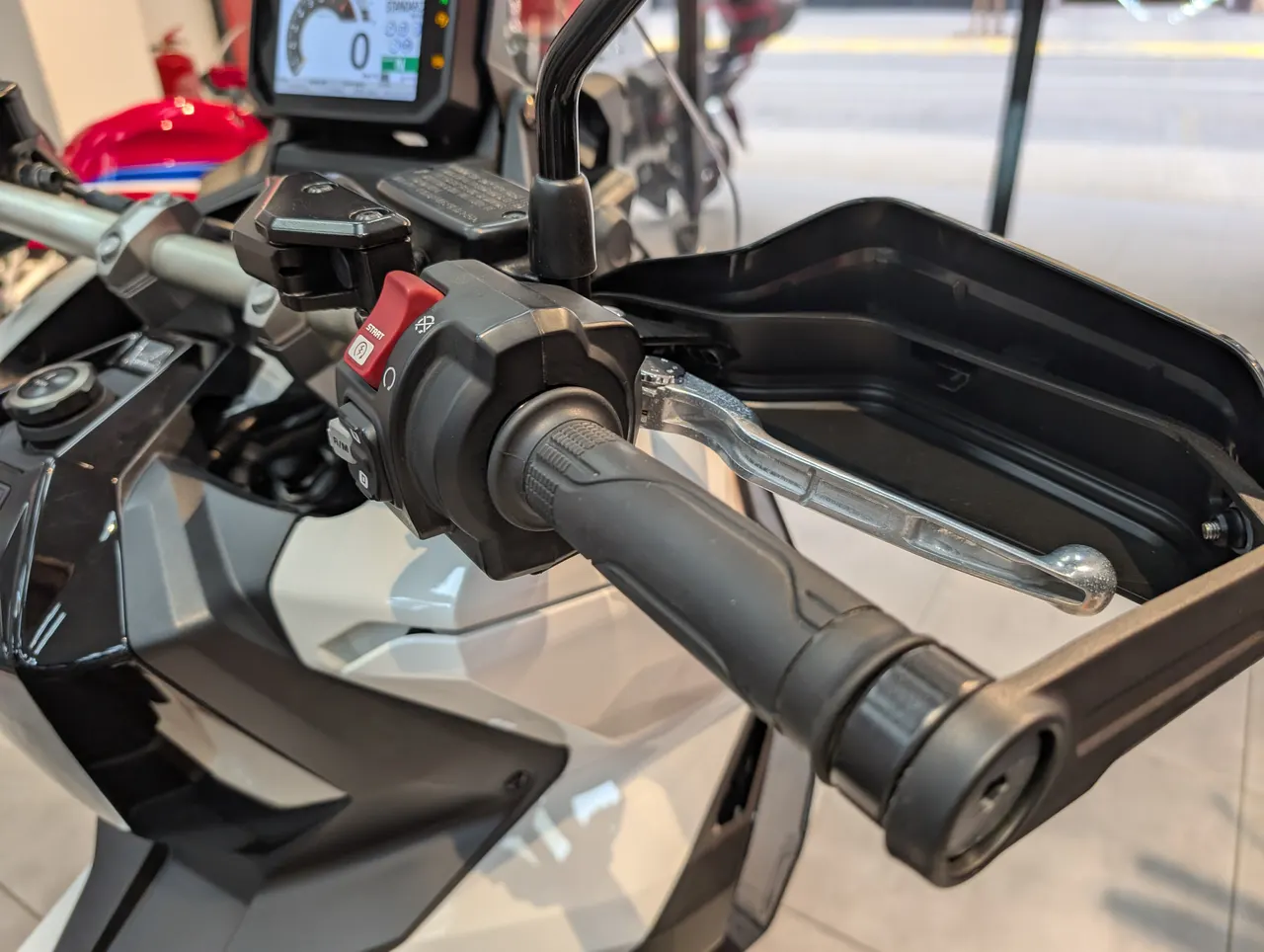 Manillar de moto Honda X-adv con pantalla digital y puño de acelerador.