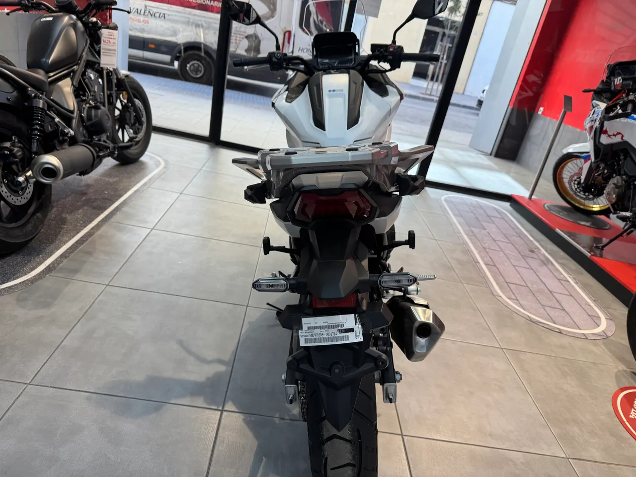 Honda NC750X blanca vista desde atrás en concesionario