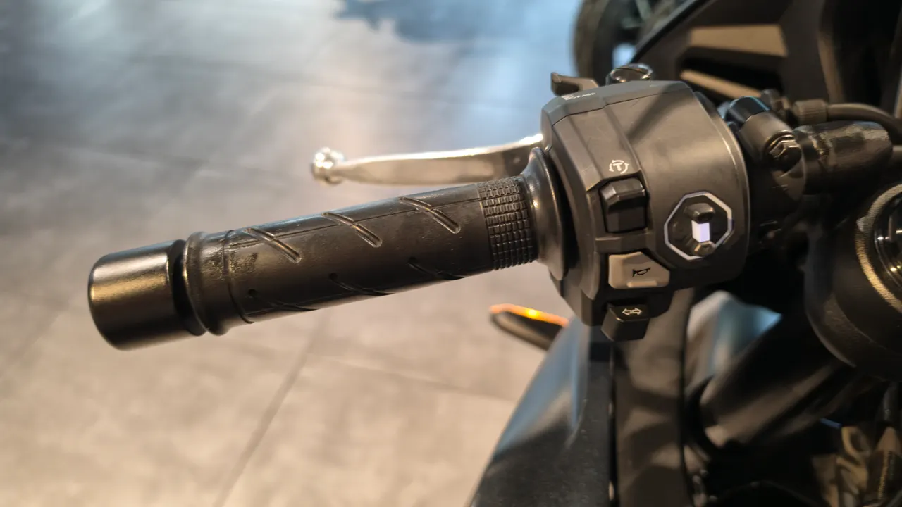 Detalle del manillar de una Honda CBR650R