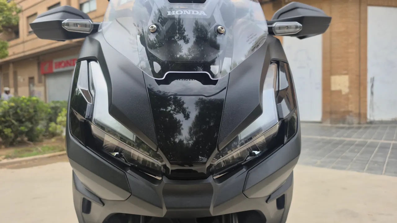 Parte frontal de una moto Honda ADV 350 negra