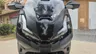 Parte frontal de una moto Honda ADV 350 negra
