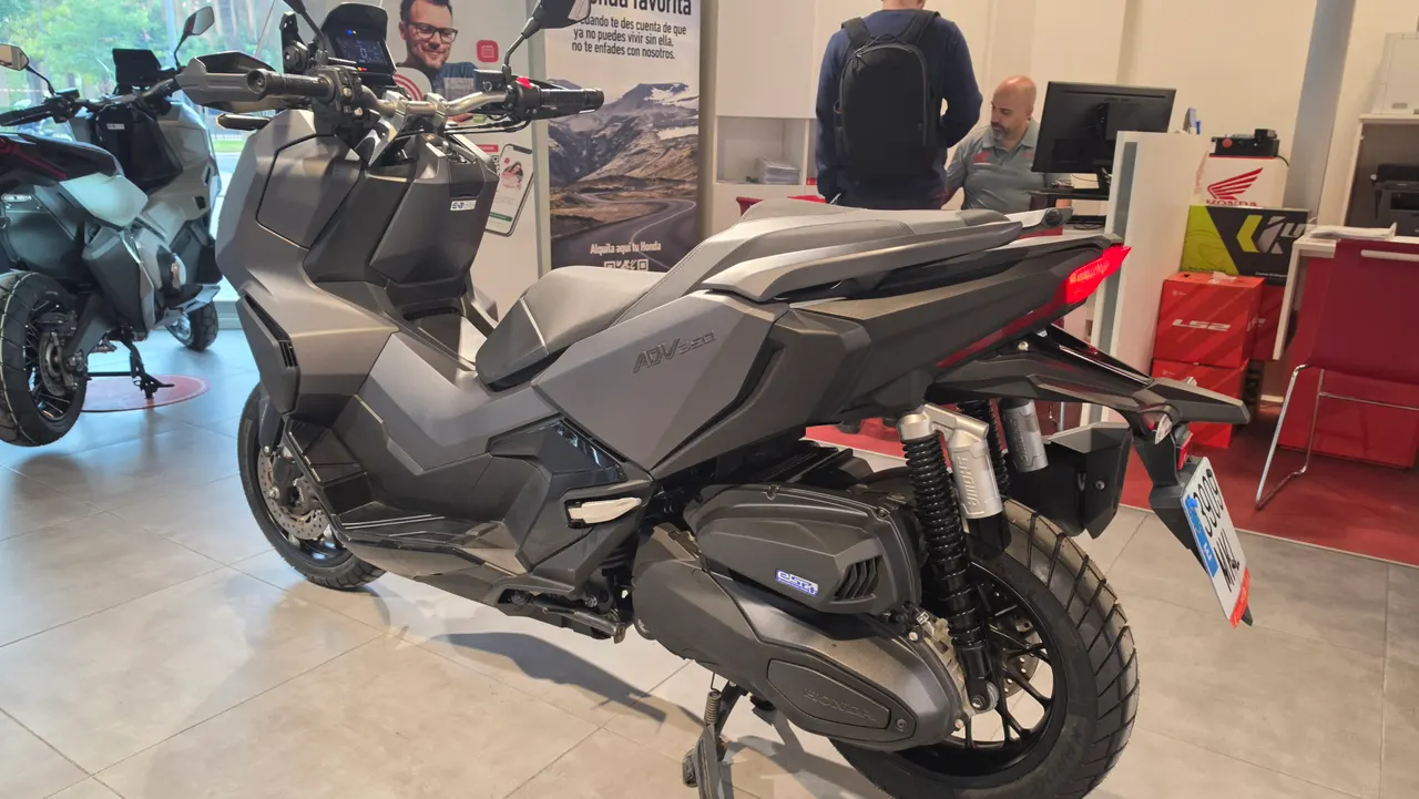 Honda ADV 350 negra en concesionario