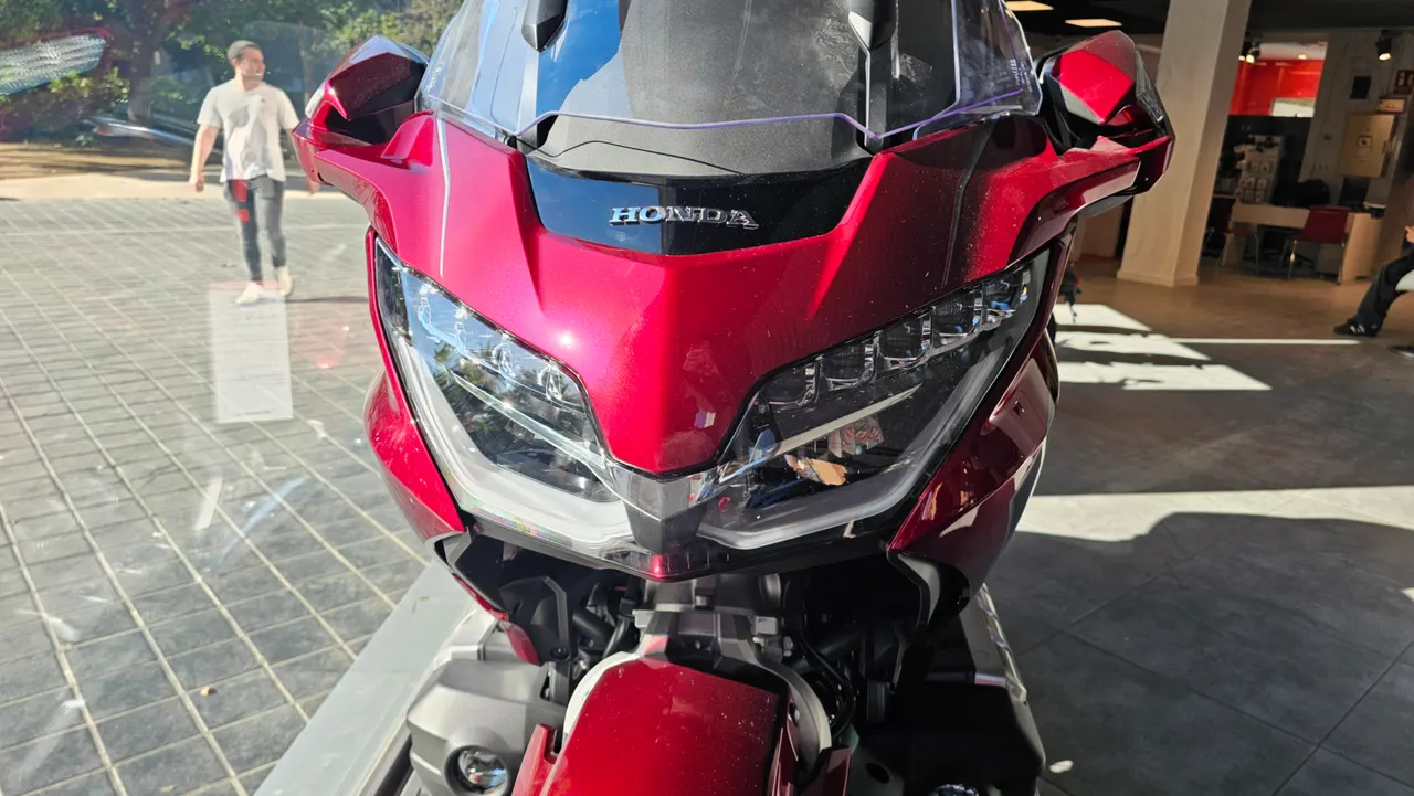 Frontal de moto Honda Gold Wing GL1800 DCT Tour roja
