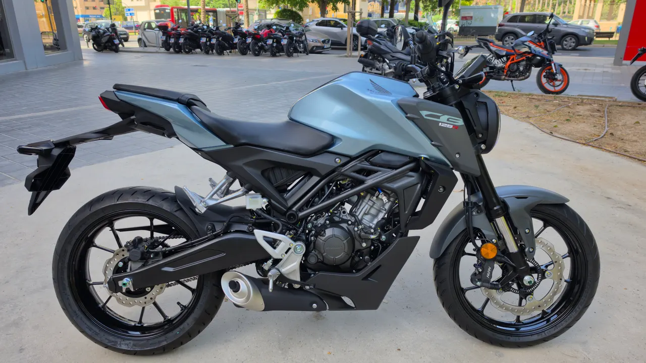 Moto Honda CB125R azul zefiro metalizado aparcada