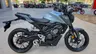Moto Honda CB125R azul zefiro metalizado aparcada