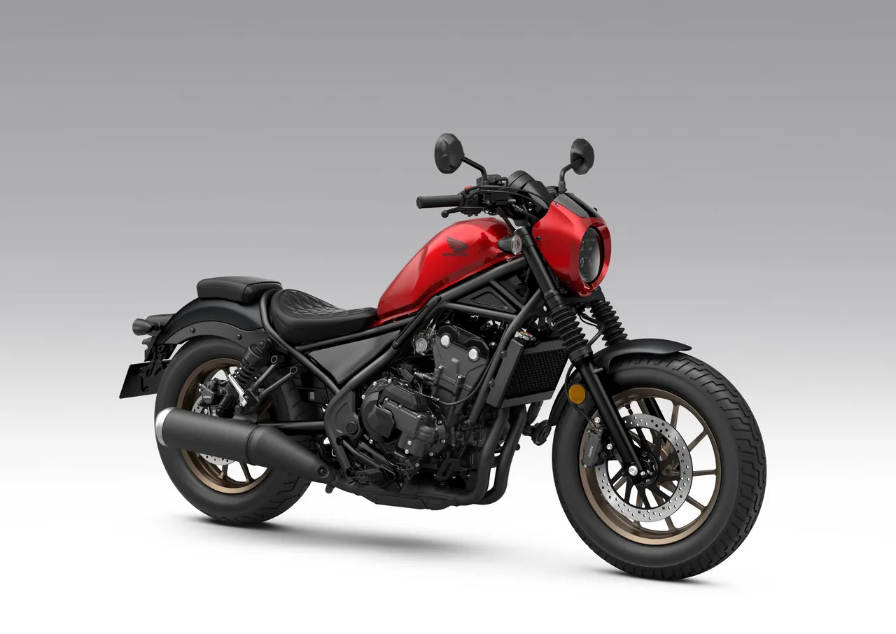 Honda Rebel 500 S Edition 2027 en color Candy Rosy Red, vista lateral