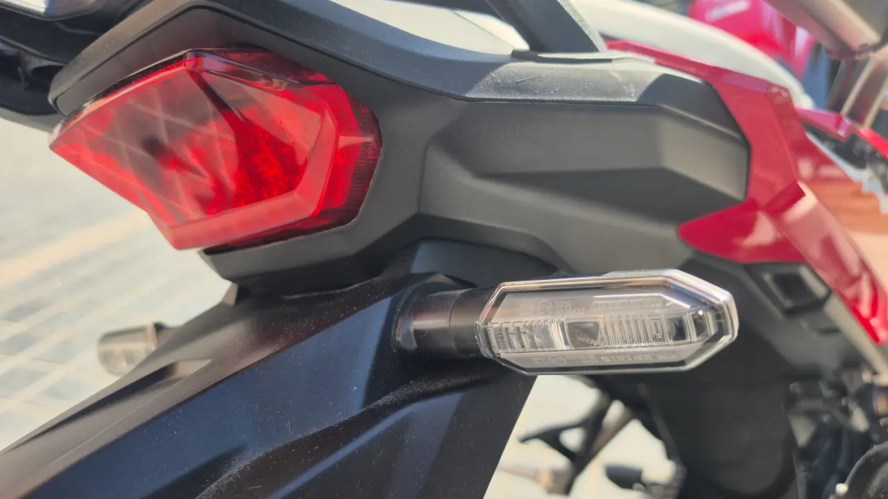 Luz trasera roja y intermitente transparente de una Honda Africa Twin.