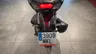 Detalle de la parte trasera de una moto Honda con matrícula y luces LED