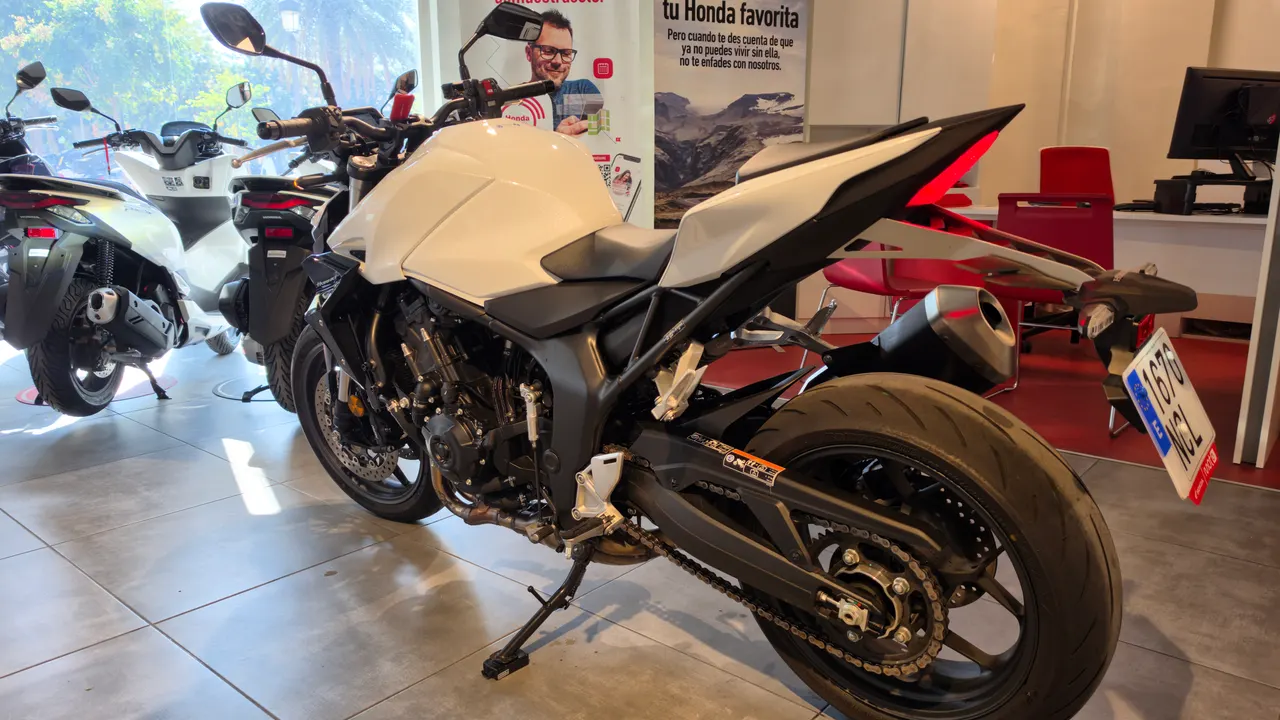 Honda Hornet 1000 blanca vista trasera