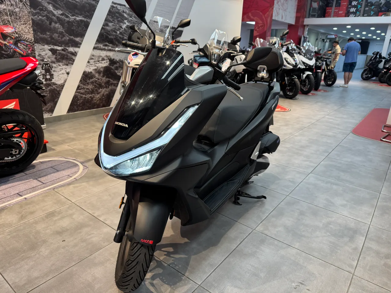 Honda PCX125 negra en concesionario