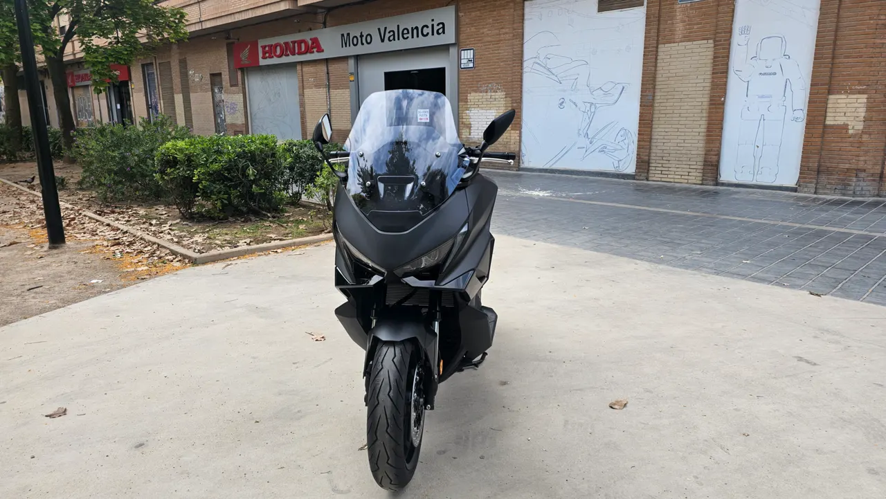 Honda Forza 750 negra de frente