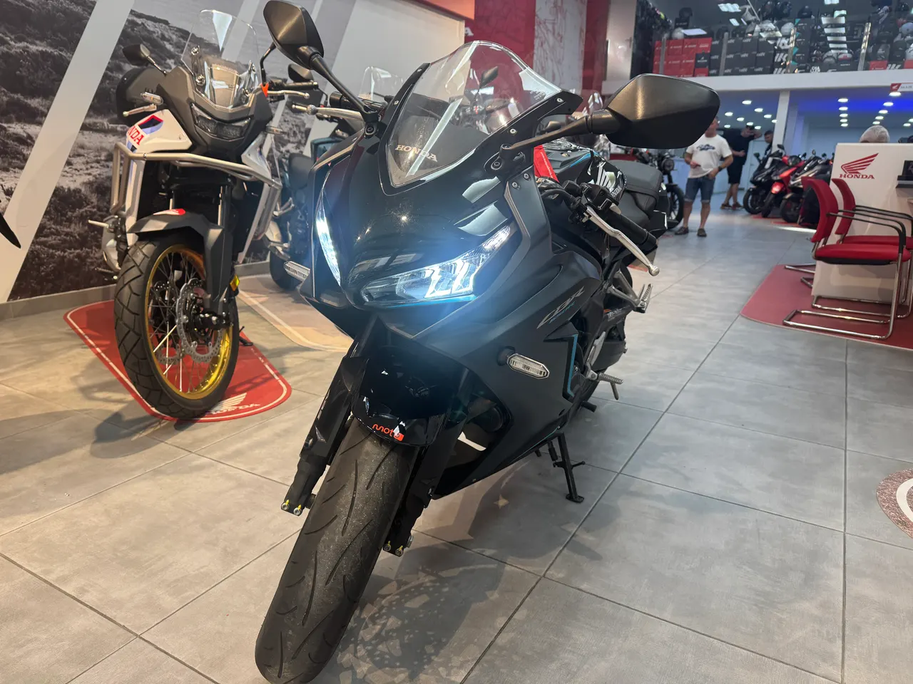 Honda deportiva negra en concesionario