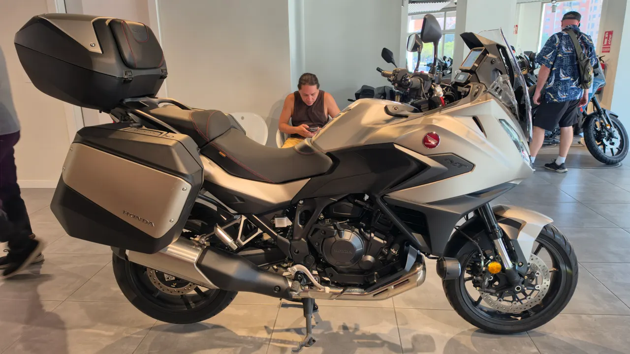 Honda NT1100 plateada con maletas