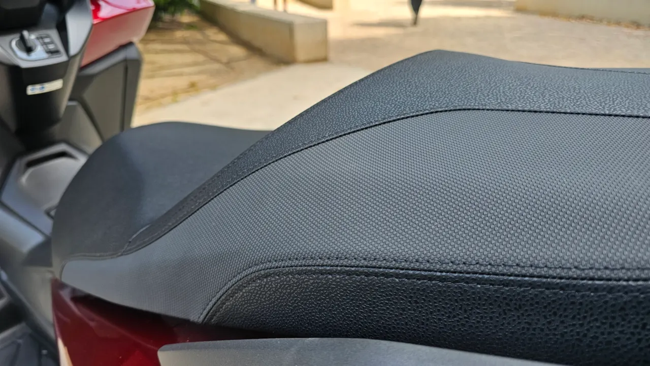 Asiento negro de la Honda Forza 350