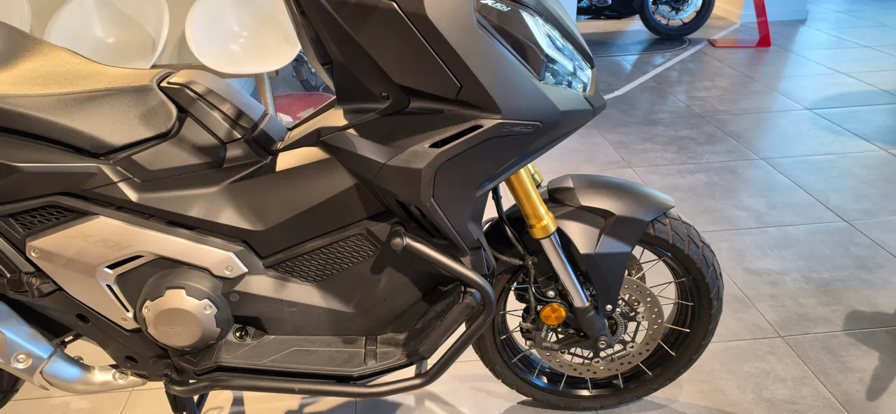 Vista frontal de una moto Honda X-ADV gris