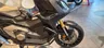Vista frontal de una moto Honda X-ADV gris
