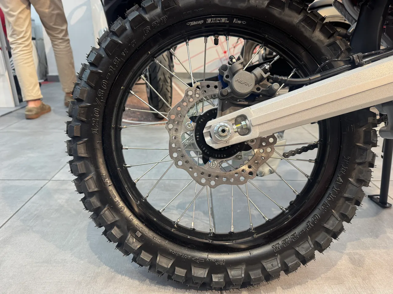 Rueda trasera con neumático de tacos y freno de disco de la Honda CRF300L