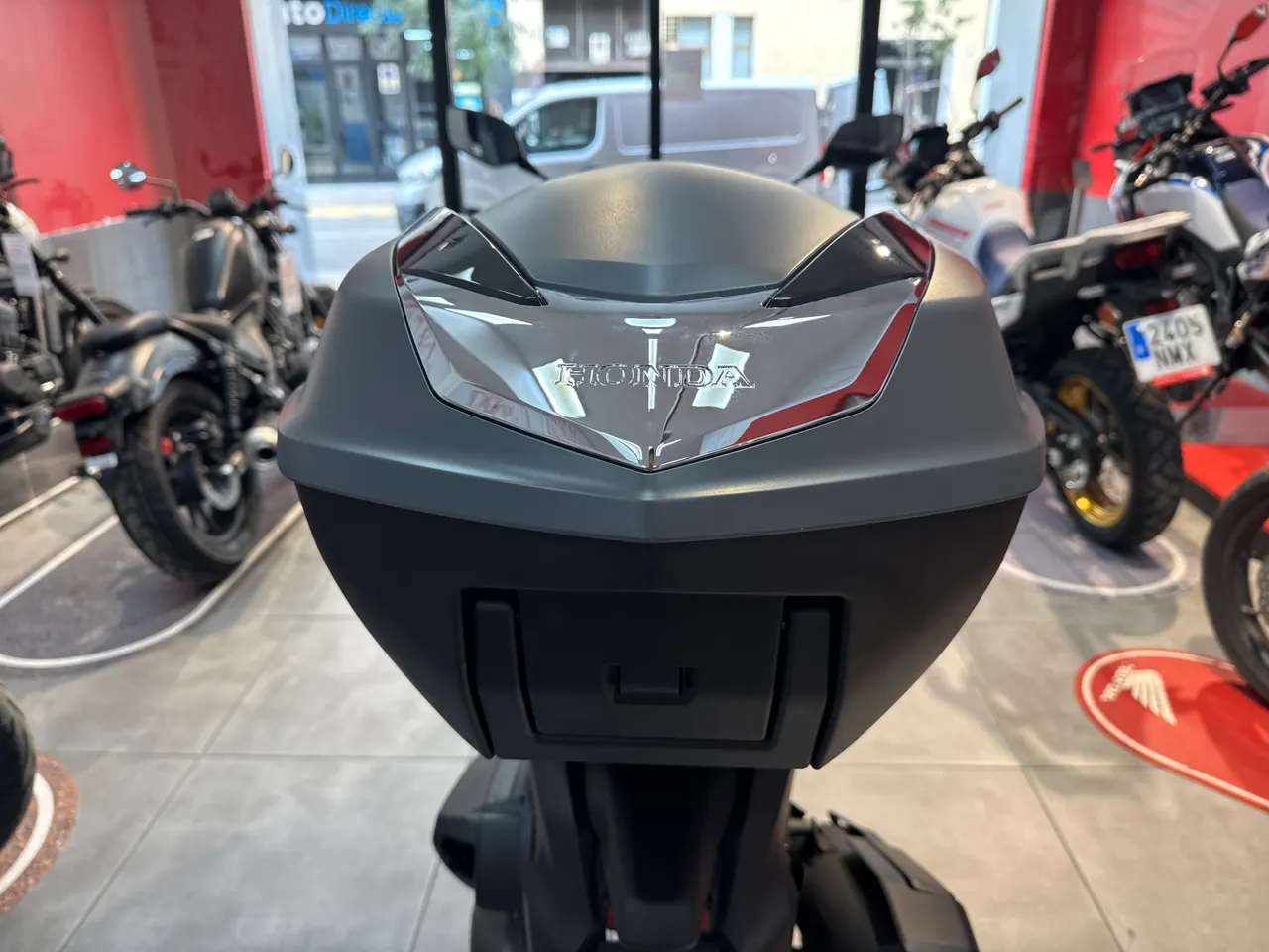 Baúl trasero de moto Honda SH 350i gris rock mate