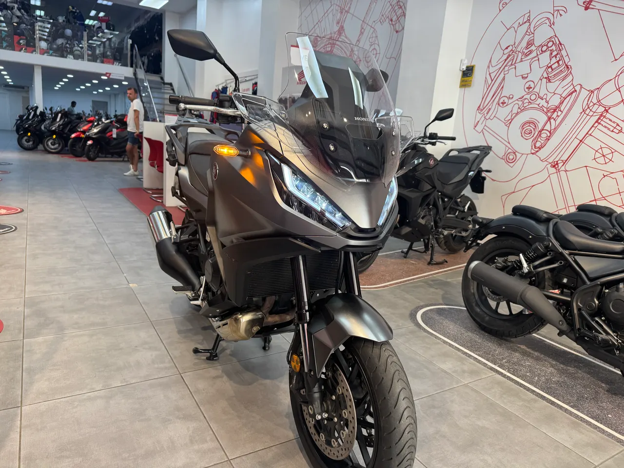 Honda NC750X gris oscuro en concesionario