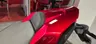 Detalle del asiento trasero de una moto Honda CB650R de color rojo brillante.