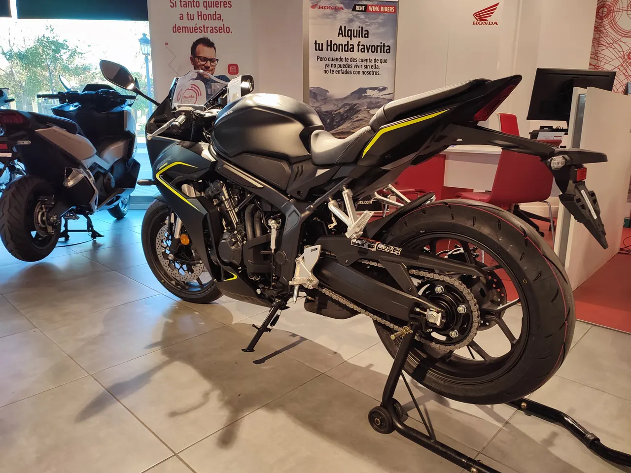 Honda CBR 650R negra mate sobre caballete de mantenimiento