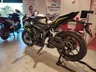 Honda CBR 650R negra mate sobre caballete de mantenimiento