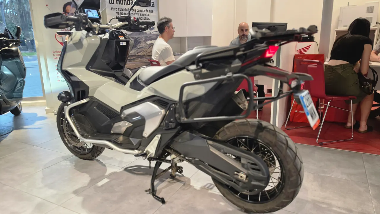 Honda X-ADV gris vista trasera