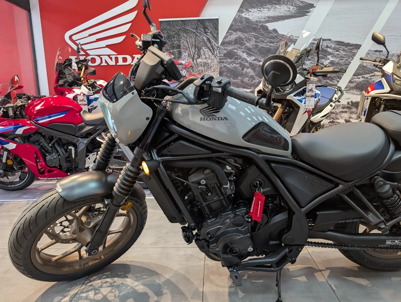 Honda CMX1100 Rebel Special Edition gris en exposición