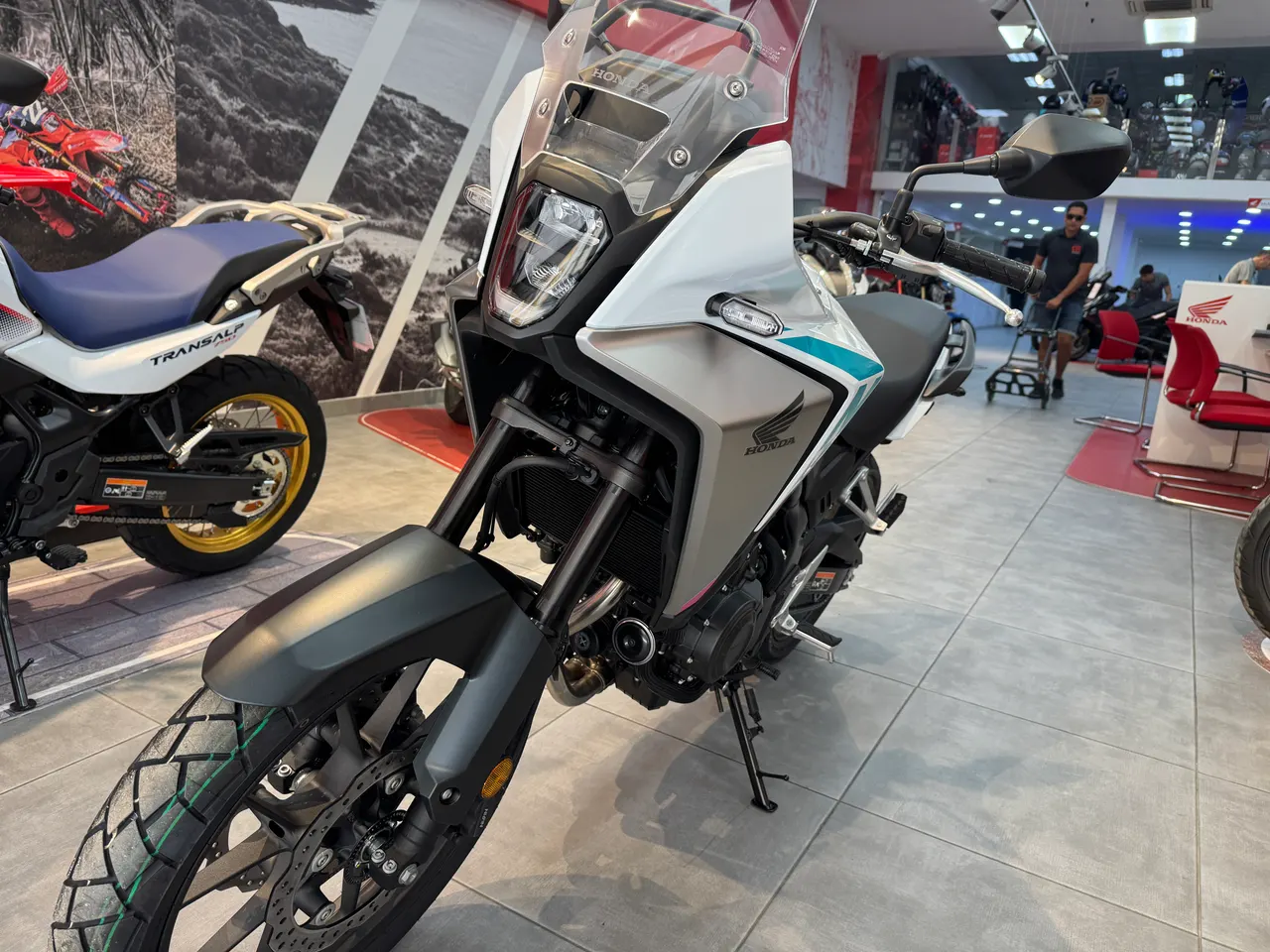 Moto Honda NX500 E-Clutch blanca en exposición