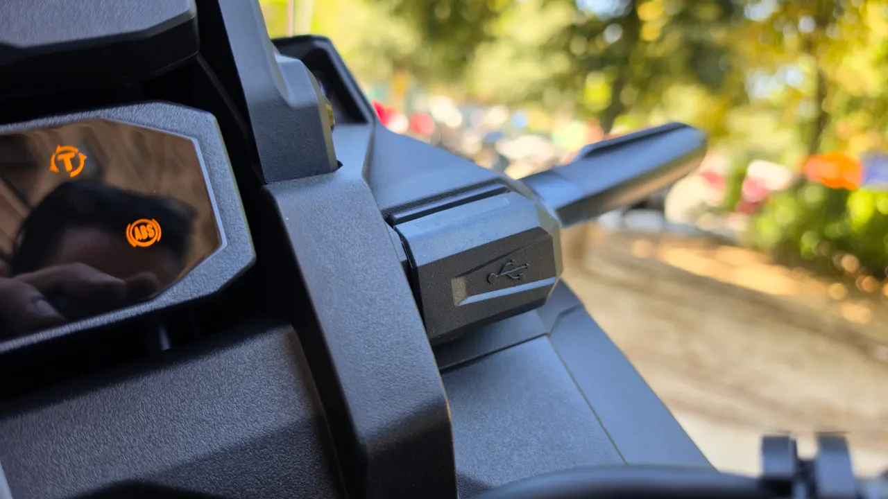 Panel de control de moto Honda Africa Twin con luces de advertencia ABS y tracción, y puerto USB