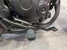 Detalle del motor, estribera y palanca de cambios de una HondaRebel 500 negra
