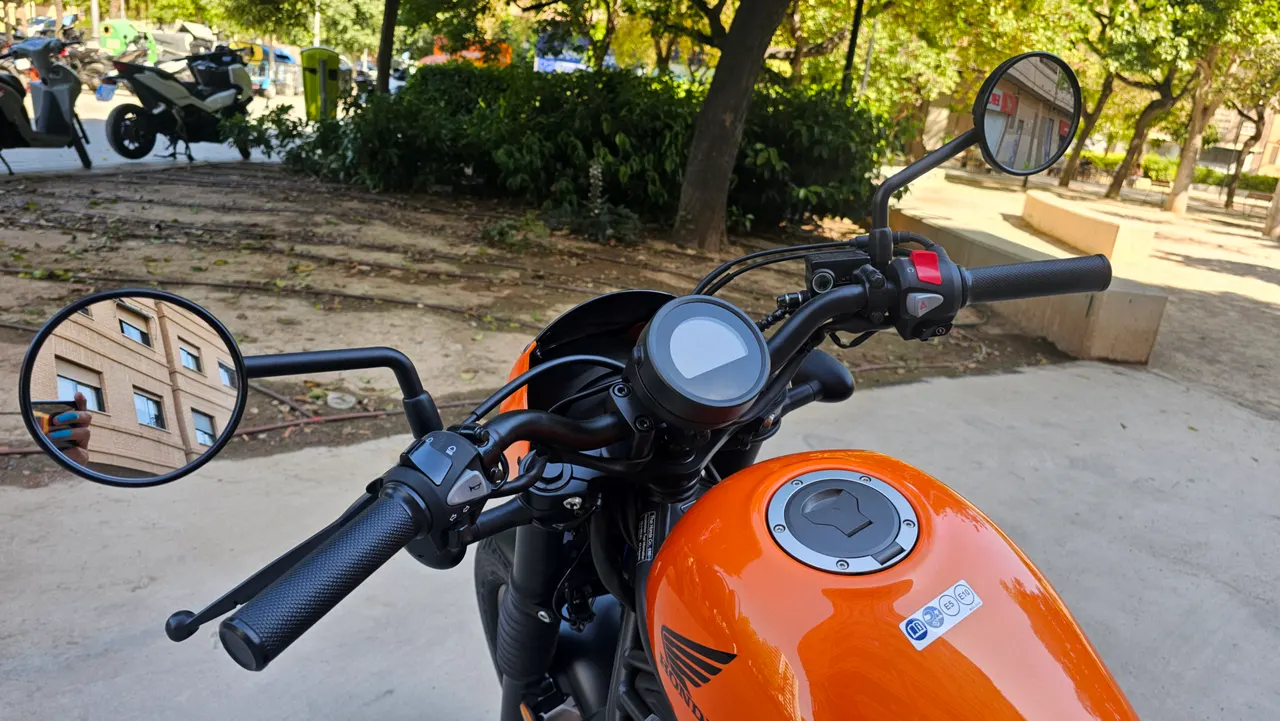 Vista superior de una Honda CMX500 Rebel Special Edition naranja en un parque