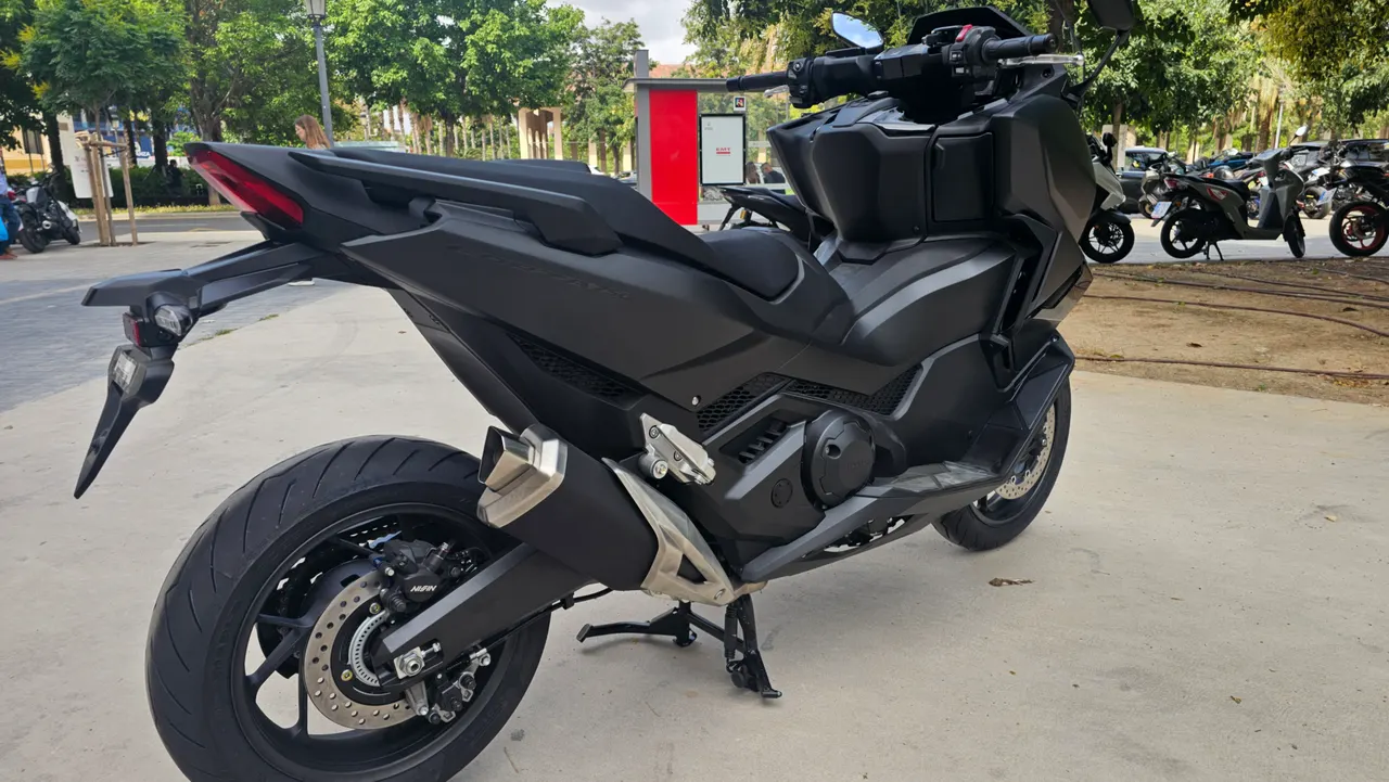 Honda Forza 750 negra estacionada en la calle