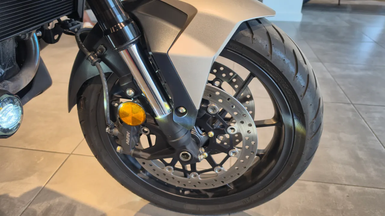 Detalle de la rueda delantera de una Honda NT1100