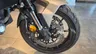 Detalle de la rueda delantera de una Honda NT1100