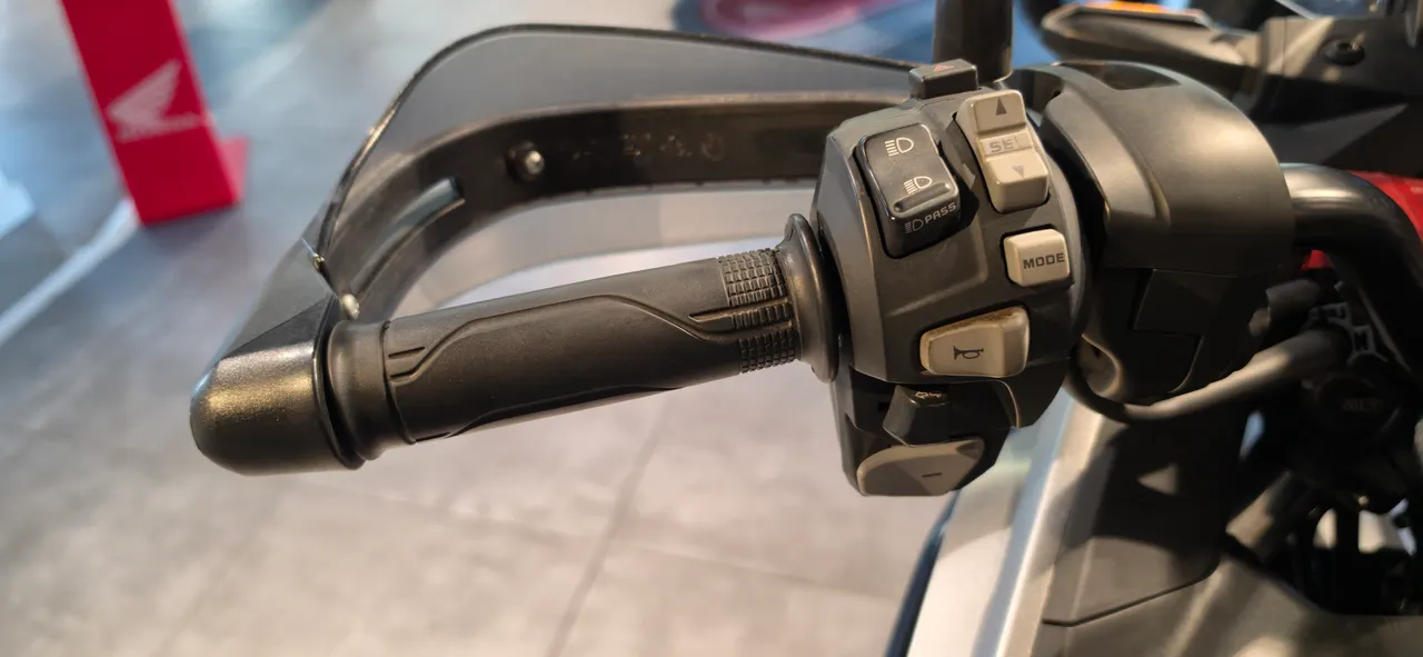 Detalle del manillar de una moto Honda NC750X DCT