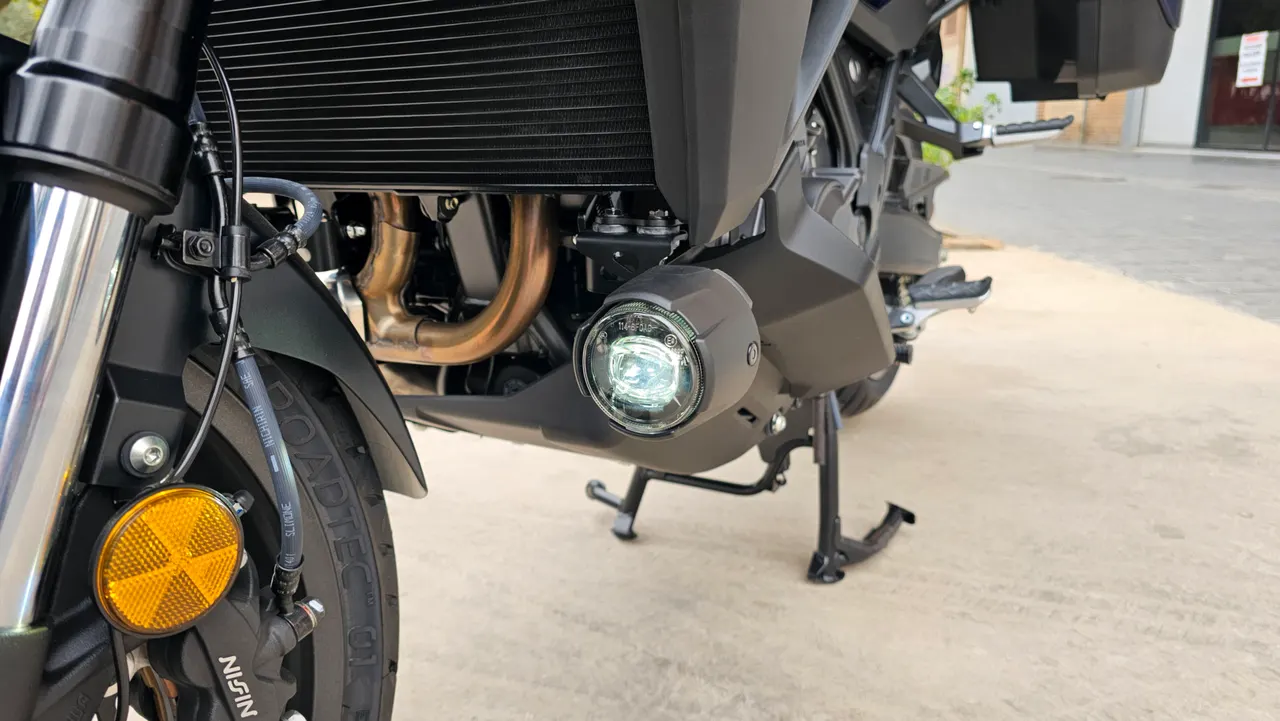 Detalle frontal inferior de la Honda NT1100 negra con luz auxiliar y motor