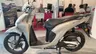 Scooter Honda Vision 110 plateada en concesionario